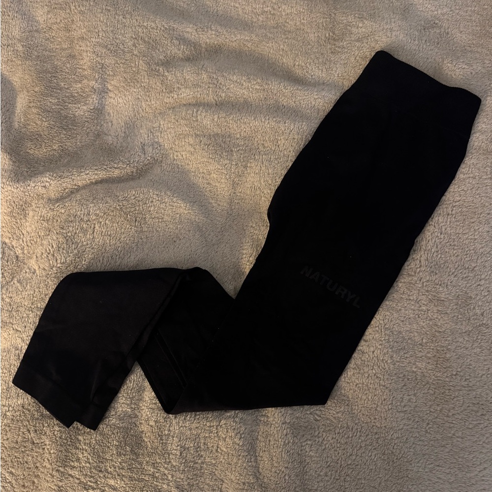 Black stretchy eamless leggings: medium